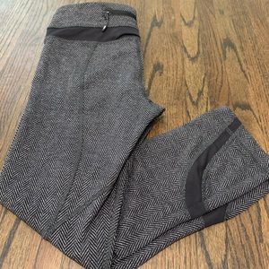 Lululemon crop- size 4